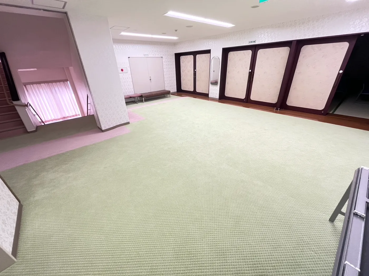 貼り替えが終わったホール。うぐいす色のカーペットが一面に敷かれている