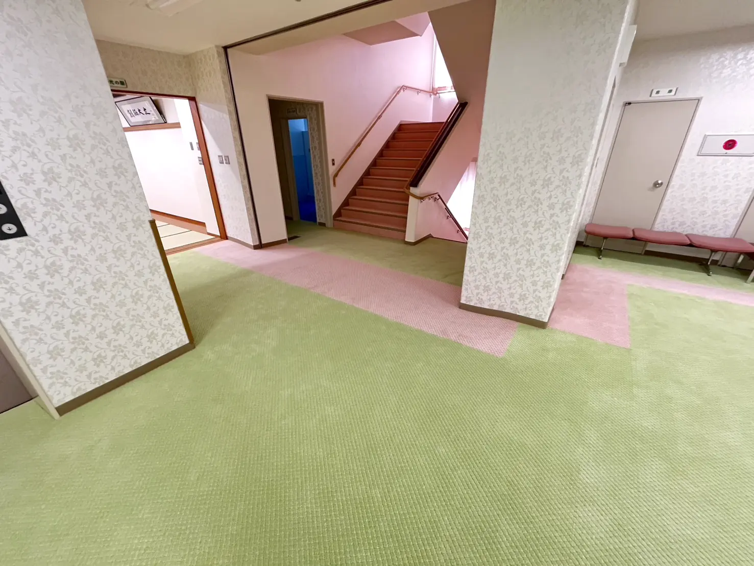 貼り替えが終わった階段前。うぐいす色と桜色を貼り分けている